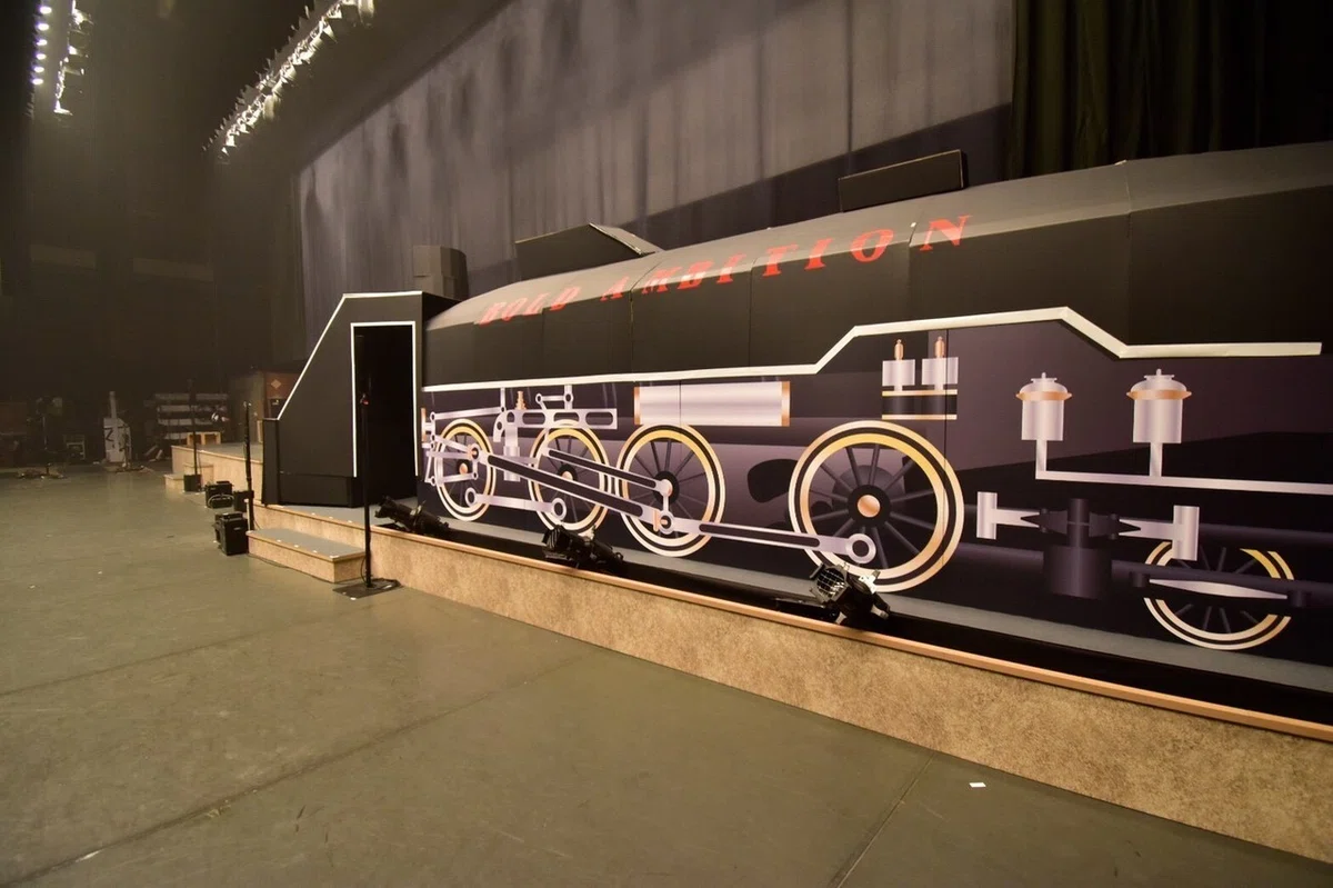 全長9mのダンボール製SL機関車